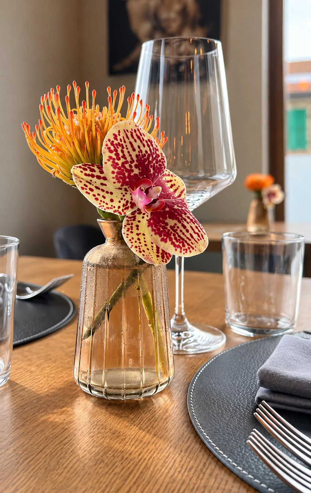 Une orchidée sur une table de restaurant